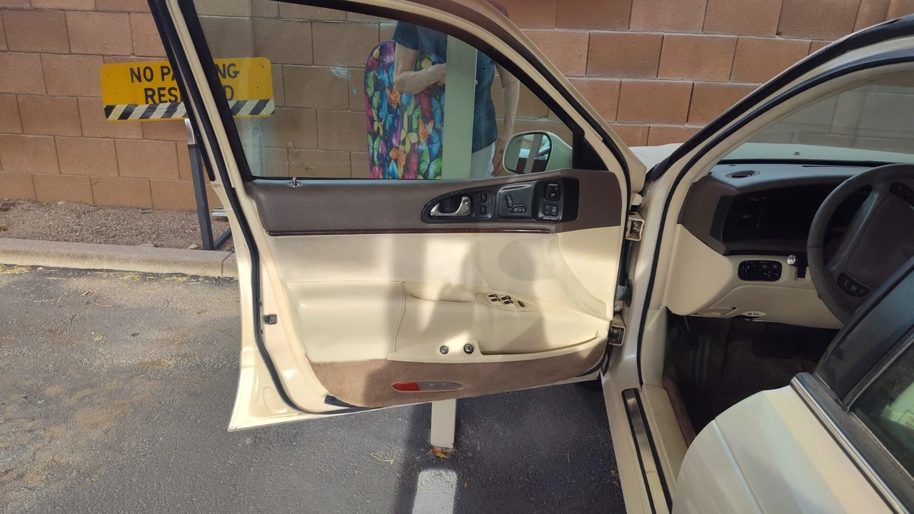 1997 Lincoln Continental 9th Gen - Image 5 of 11