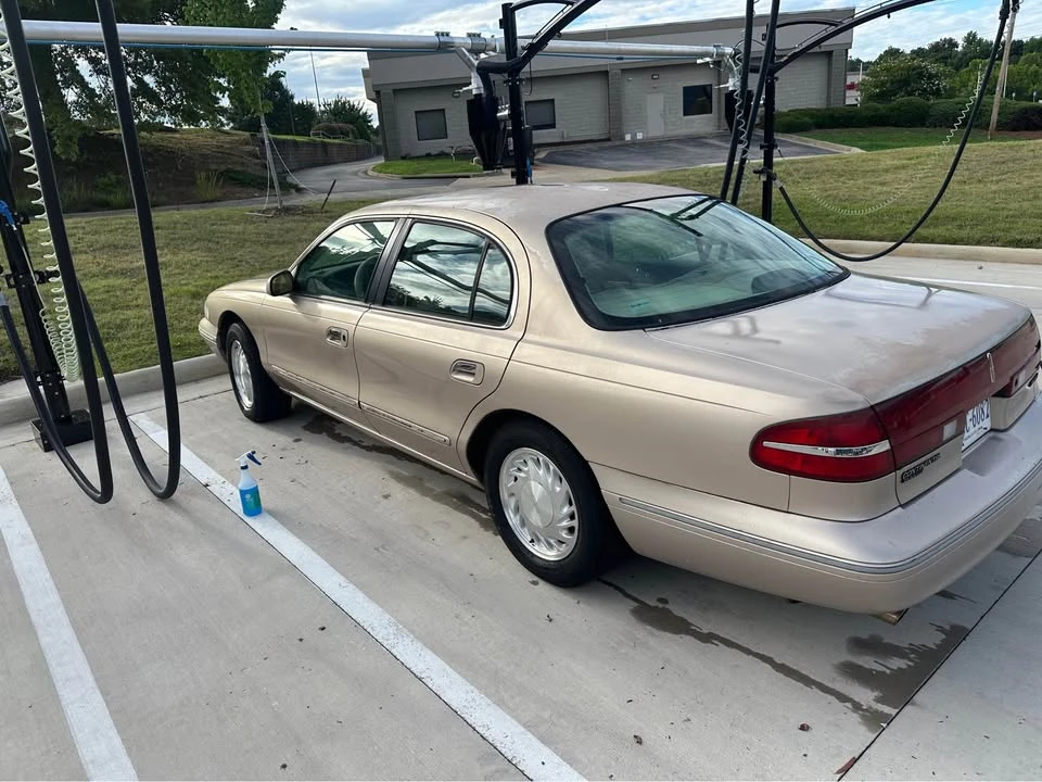 1997 Lincoln Continental 9th Gen - Image 2 of 5