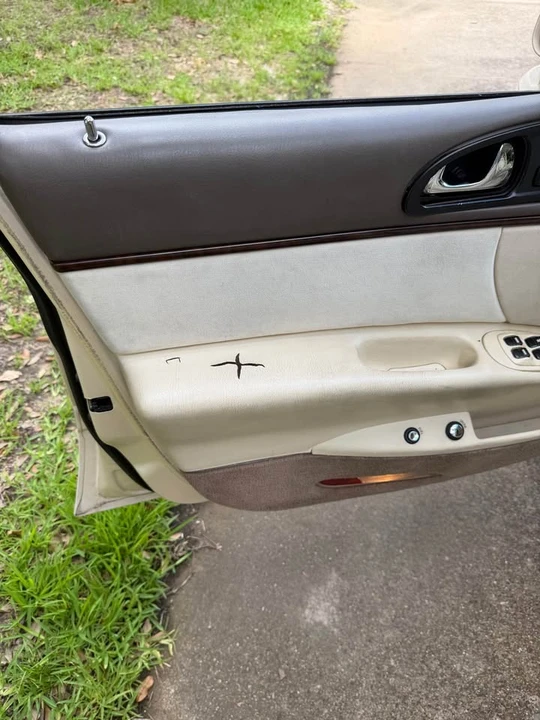 1997 Lincoln Continental 9th Gen - Image 9 of 10