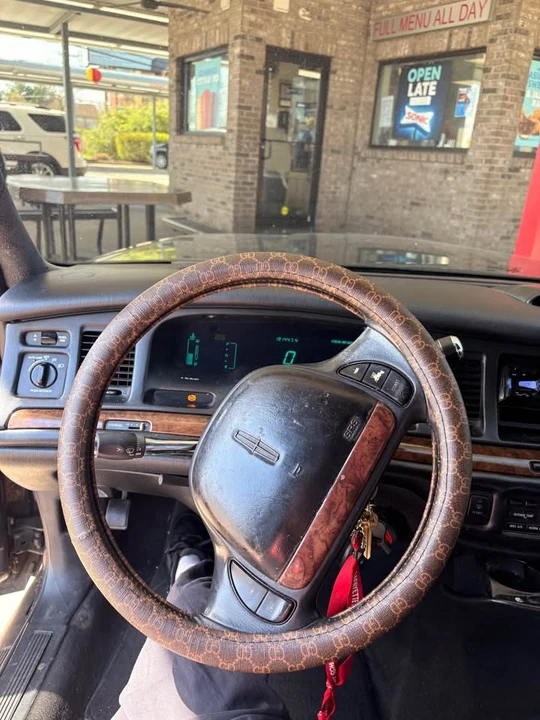 1997 Lincoln Town Car - Image 2 of 3