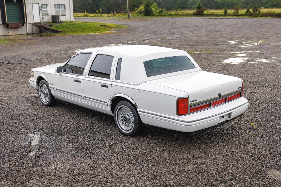 1997 Lincoln Town Car - Image 12 of 31