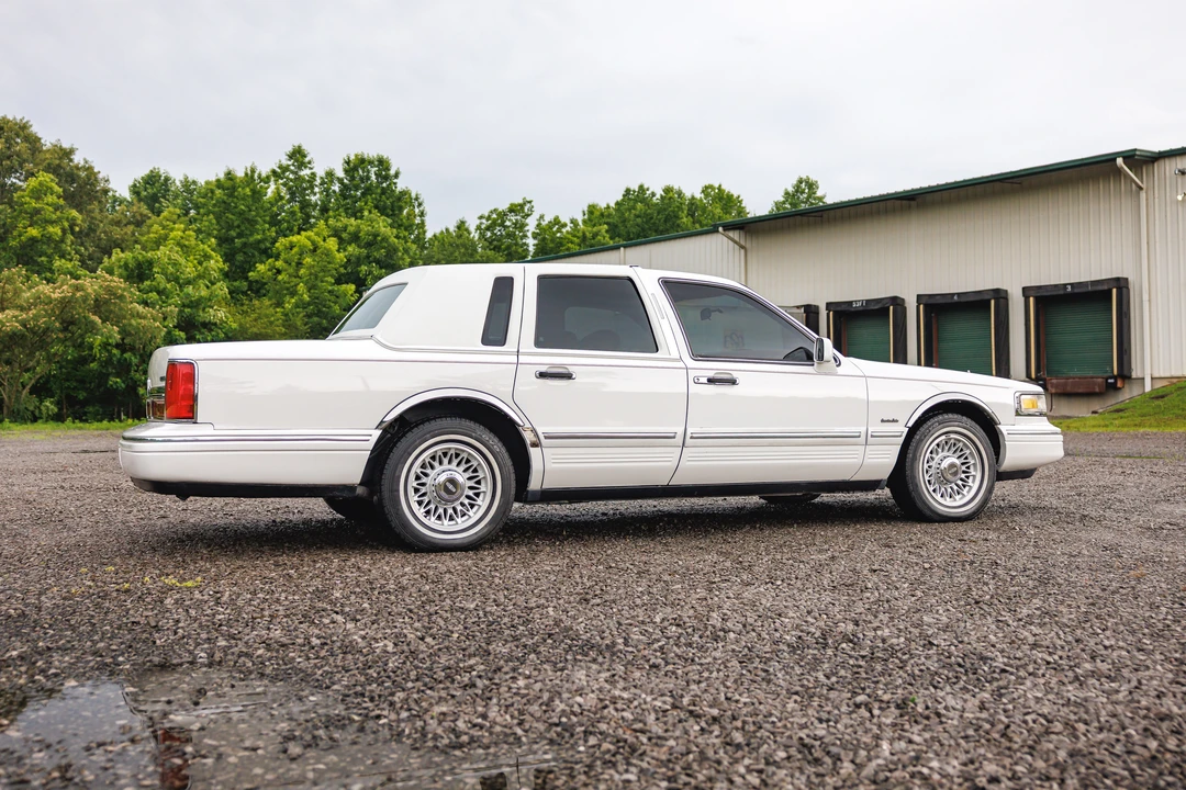 1997 Lincoln Town Car - Image 8 of 31