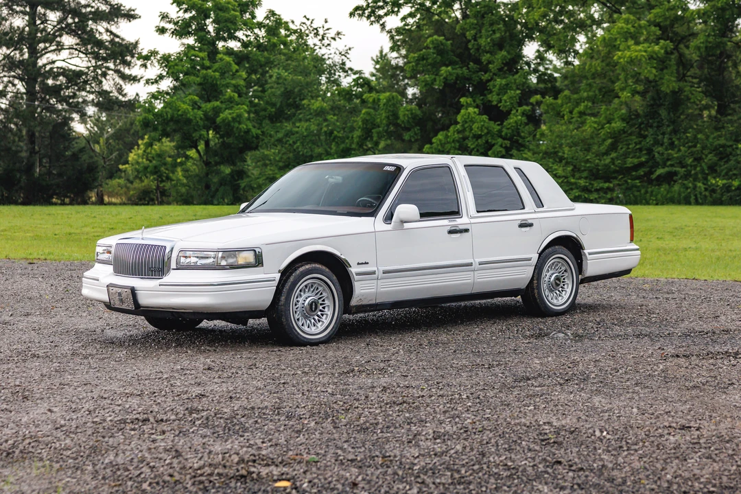 1997 Lincoln Town Car - Image 4 of 31