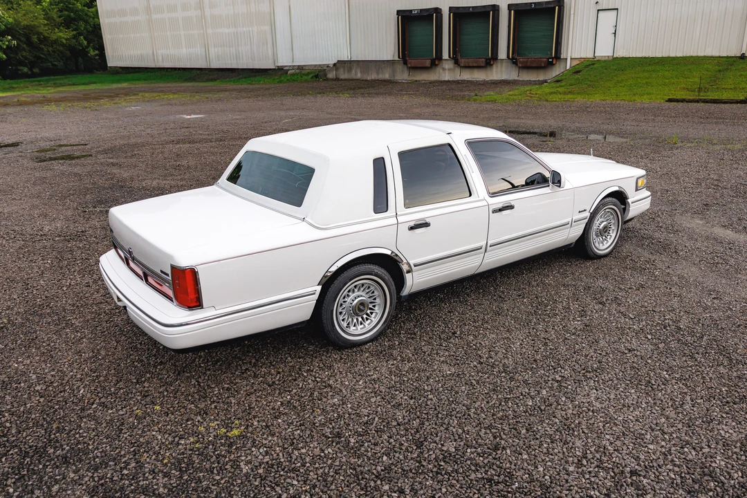 1997 Lincoln Town Car - Image 9 of 31