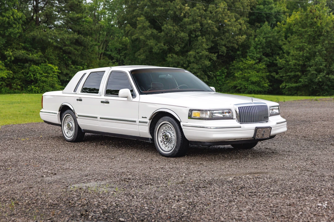1997 Lincoln Town Car - Image 2 of 31