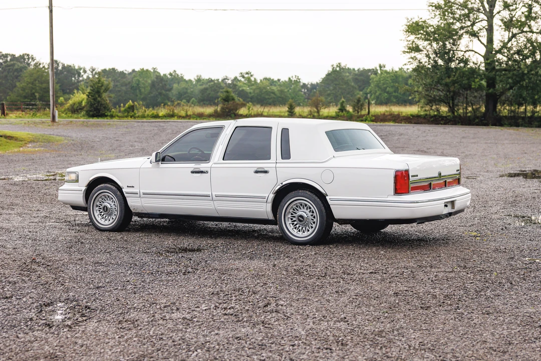 1997 Lincoln Town Car - Image 13 of 31