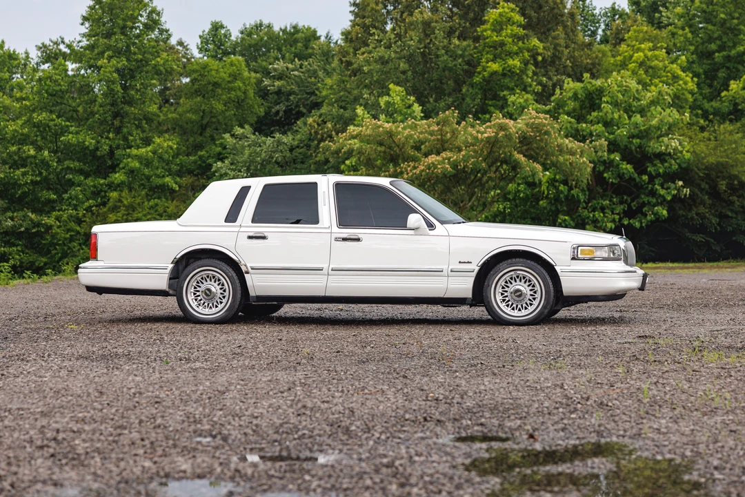 1997 Lincoln Town Car - Image 7 of 31