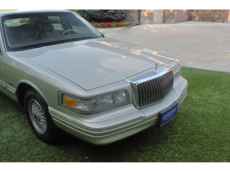 1997 Lincoln Town Car - Image 15 of 31