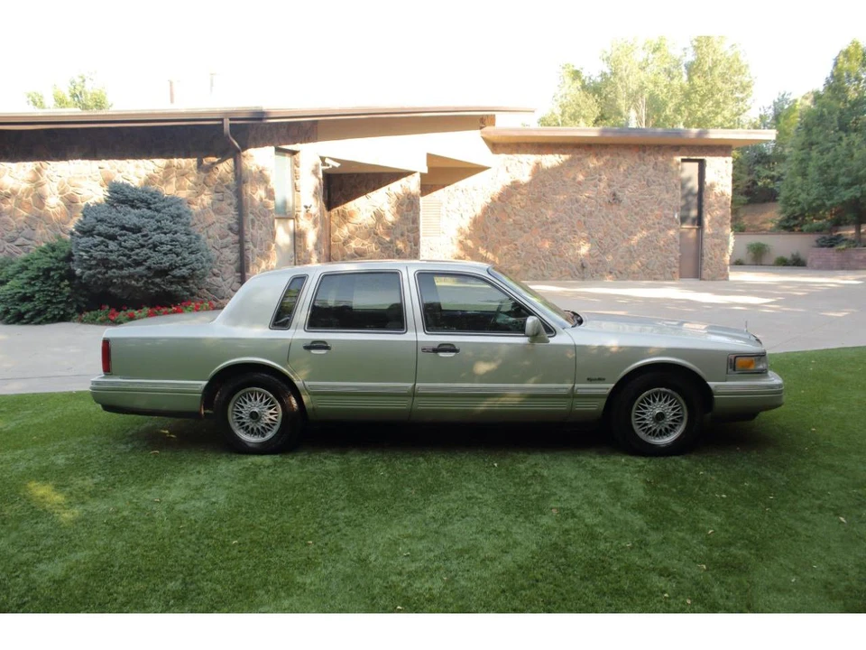 1997 Lincoln Town Car - Image 3 of 31
