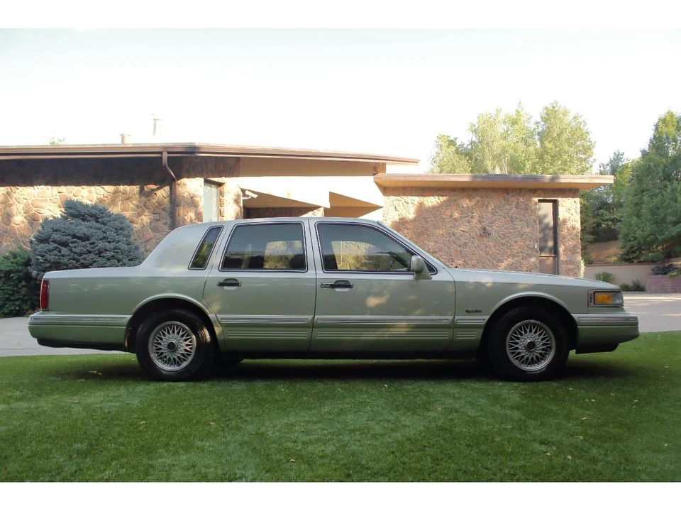 1997 Lincoln Town Car - Image 17 of 31