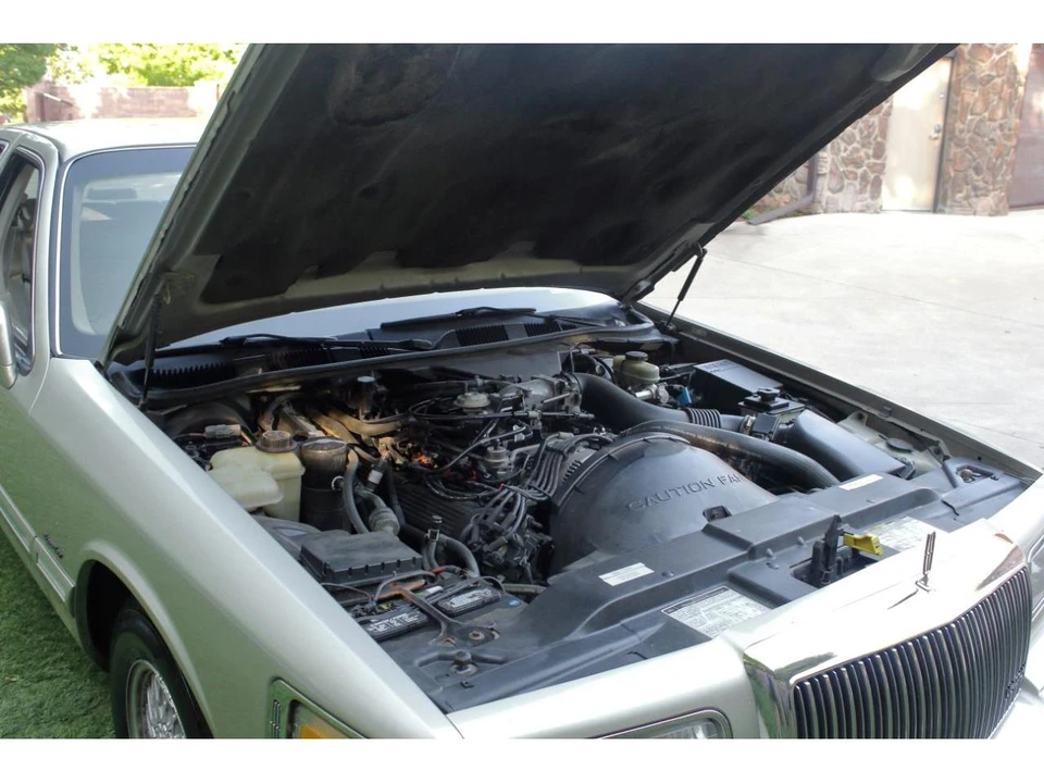 1997 Lincoln Town Car - Image 9 of 31