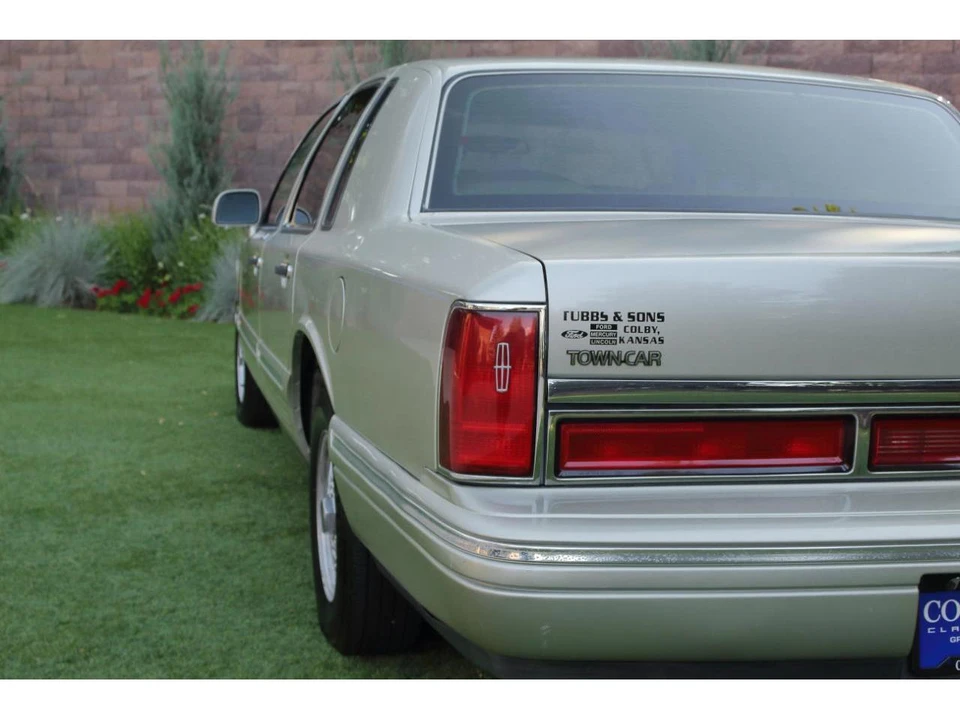 1997 Lincoln Town Car - Image 29 of 31