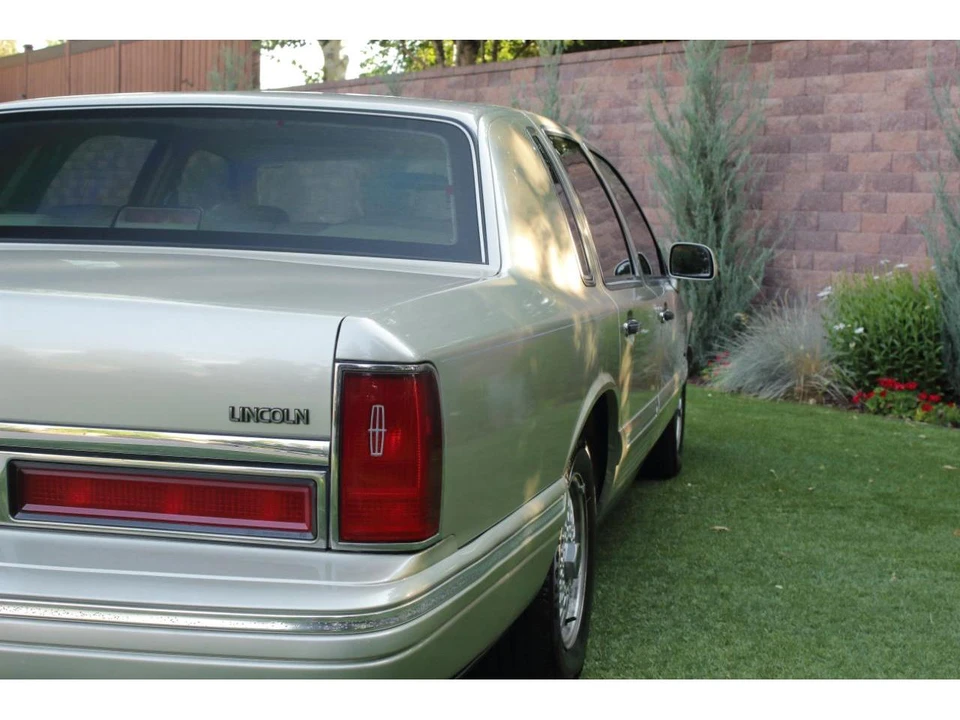 1997 Lincoln Town Car - Image 27 of 31