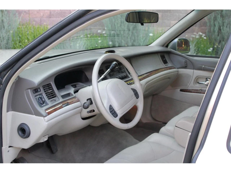 1997 Lincoln Town Car - Image 7 of 31