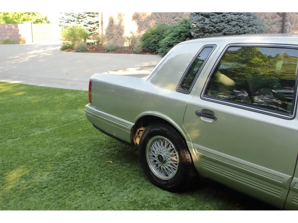 1997 Lincoln Town Car - Image 23 of 31