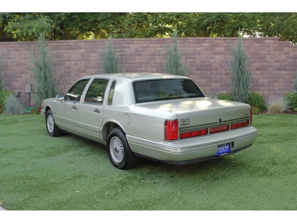 1997 Lincoln Town Car - Image 5 of 31