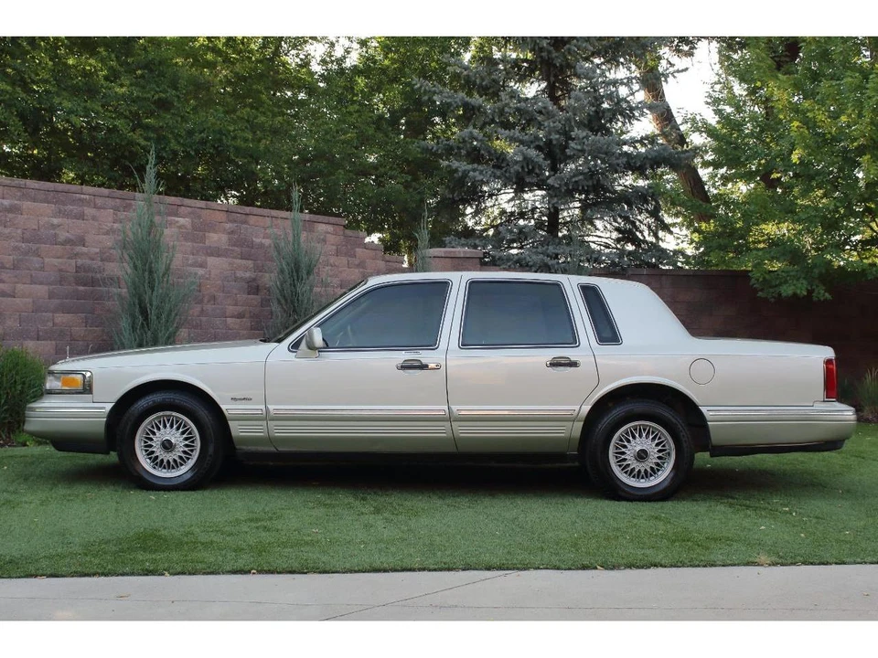 1997 Lincoln Town Car - Image 6 of 31