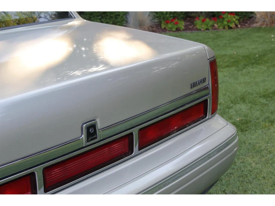 1997 Lincoln Town Car - Image 28 of 31