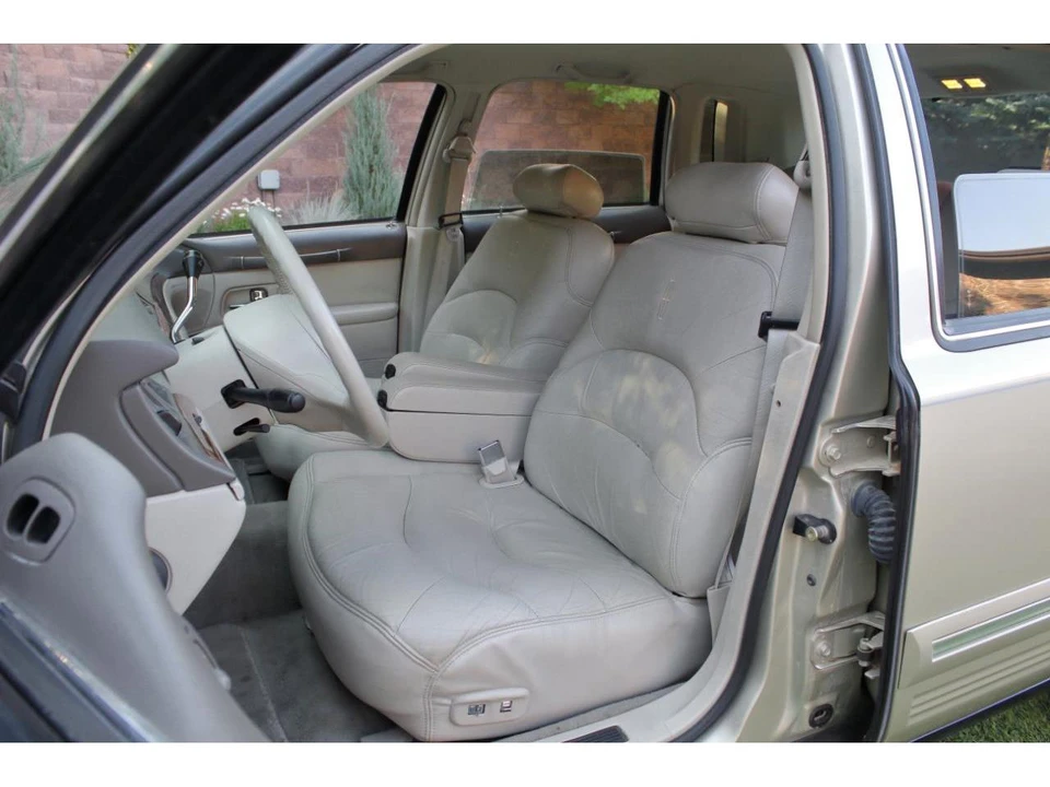 1997 Lincoln Town Car - Image 8 of 31