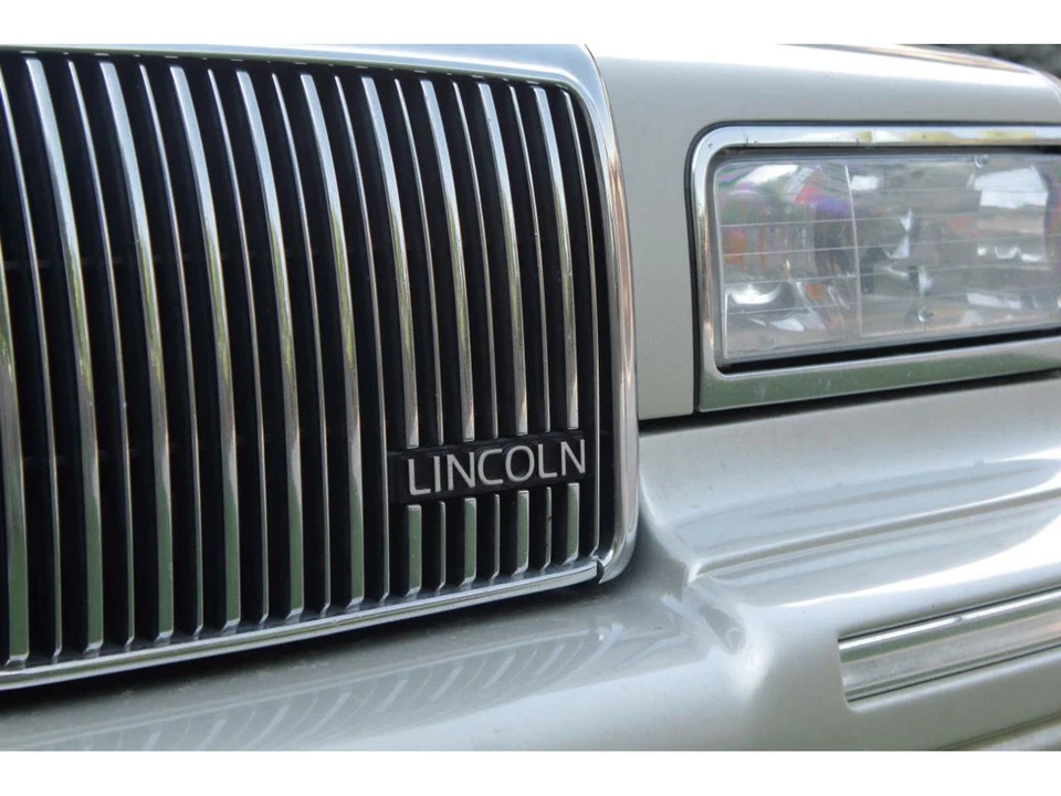 1997 Lincoln Town Car - Image 14 of 31