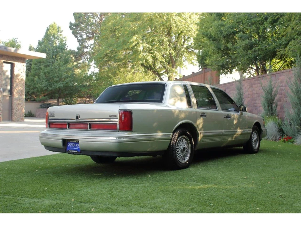 1997 Lincoln Town Car - Image 24 of 31