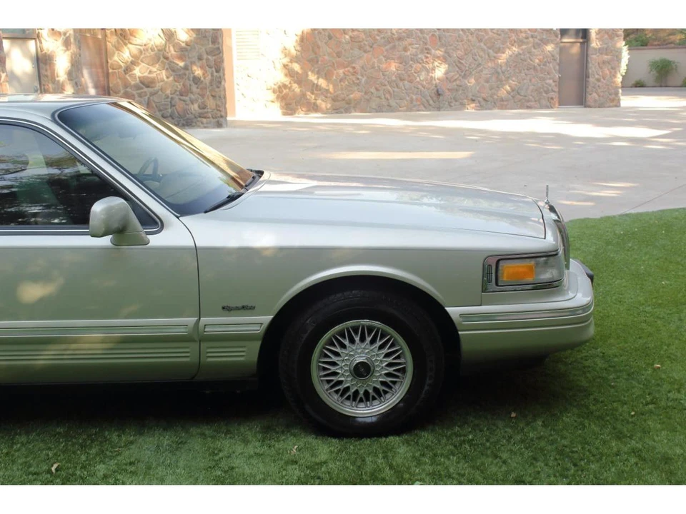 1997 Lincoln Town Car - Image 18 of 31