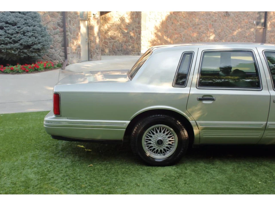 1997 Lincoln Town Car - Image 20 of 31