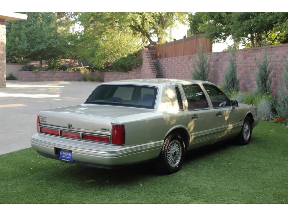 1997 Lincoln Town Car - Image 4 of 31