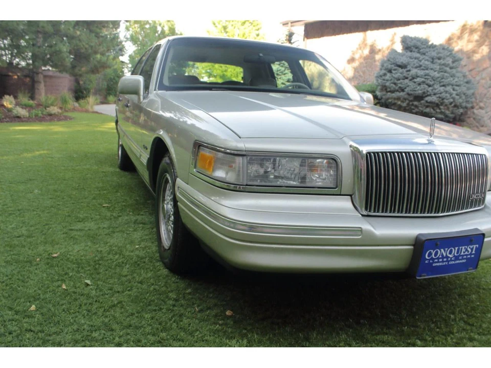 1997 Lincoln Town Car - Image 16 of 31