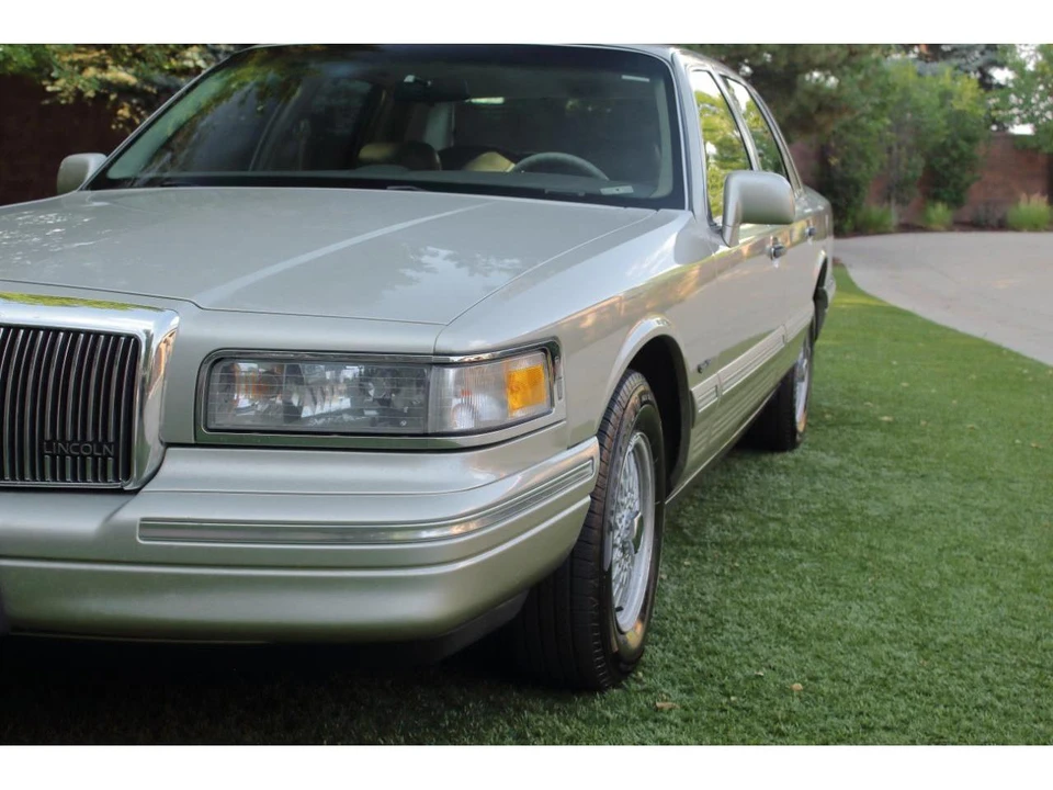 1997 Lincoln Town Car - Image 12 of 31