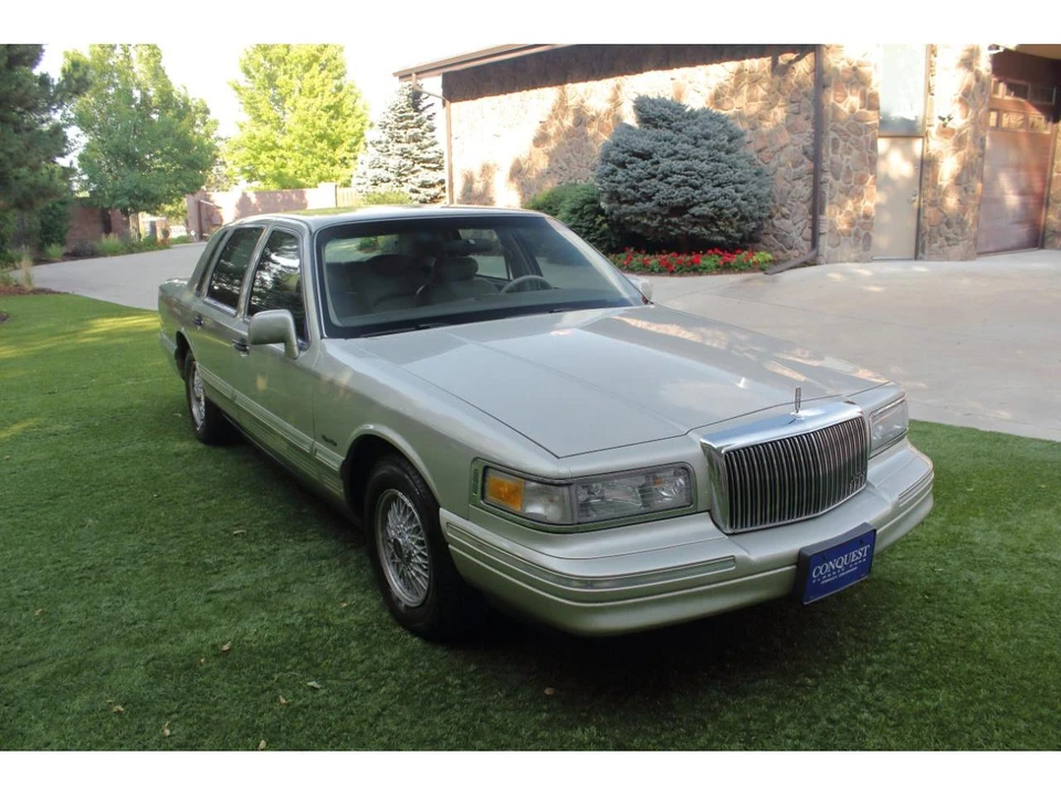 1997 Lincoln Town Car - Image 2 of 31