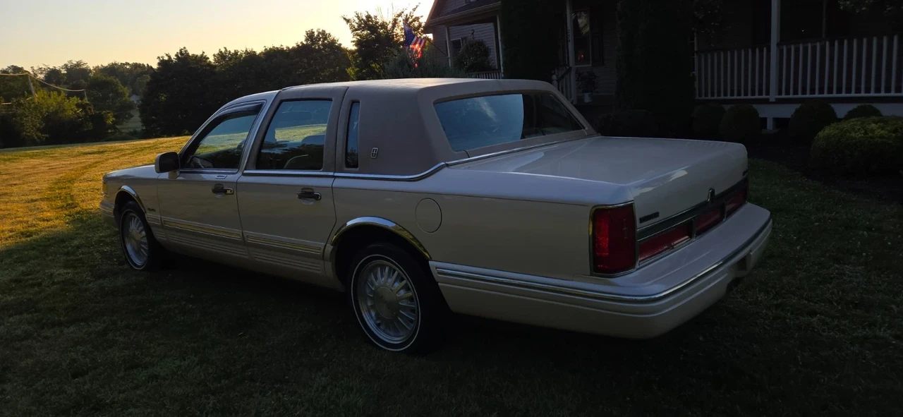 1997 Lincoln Town Car - Image 5 of 21