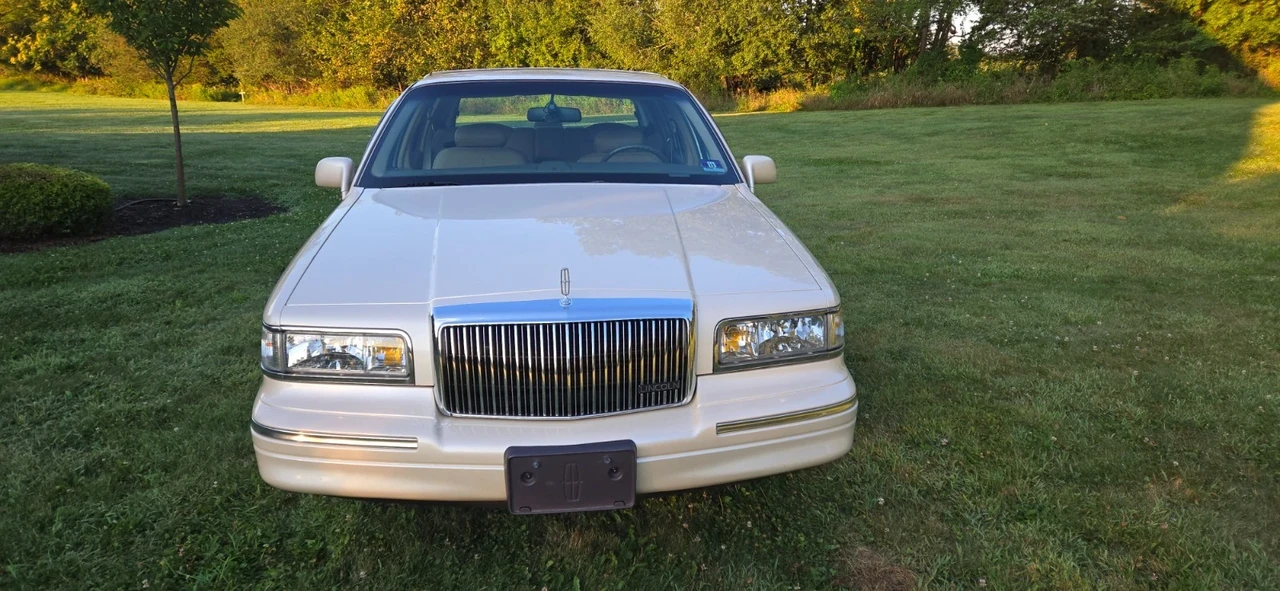 1997 Lincoln Town Car - Image 2 of 21