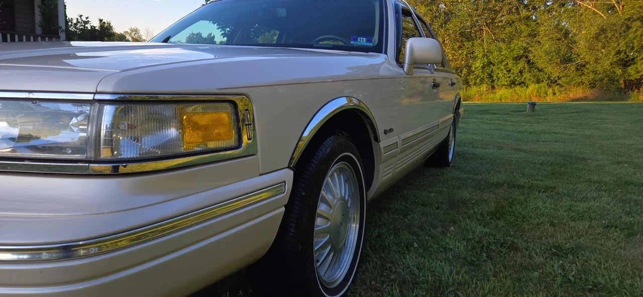 1997 Lincoln Town Car - Image 9 of 21