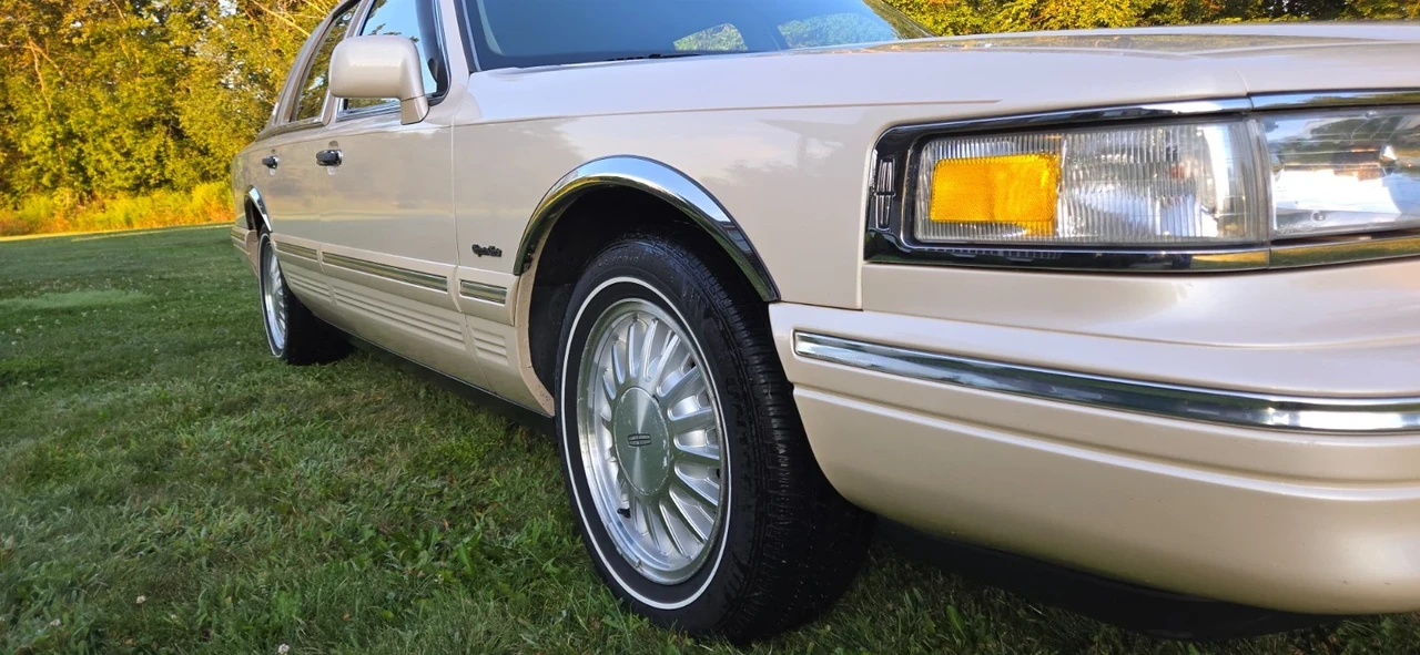 1997 Lincoln Town Car - Image 13 of 21