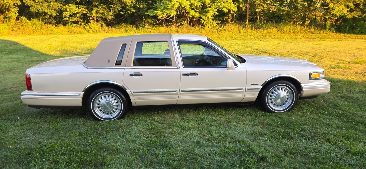 1997 Lincoln Town Car - Image 8 of 21
