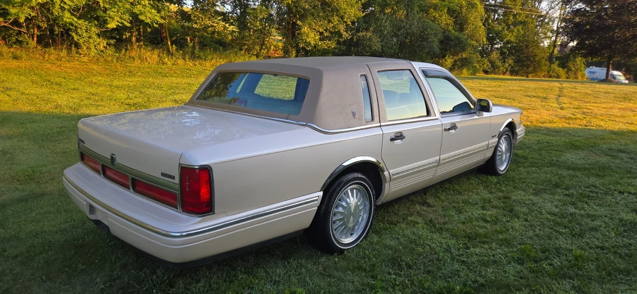 1997 Lincoln Town Car - Image 7 of 21