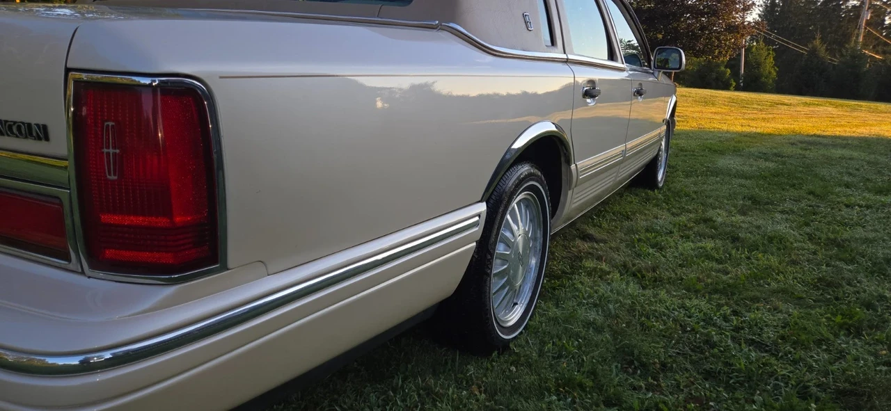 1997 Lincoln Town Car - Image 16 of 21