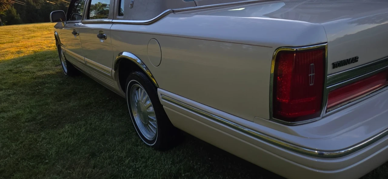 1997 Lincoln Town Car - Image 12 of 21