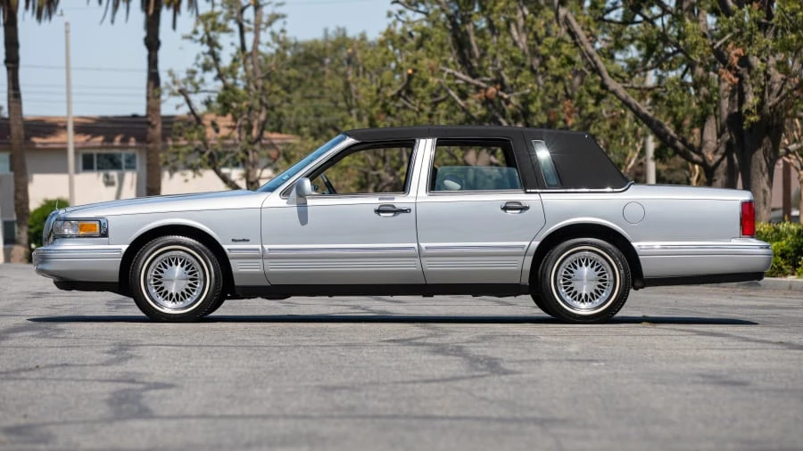 1997 Lincoln Town Car - Image 2 of 28