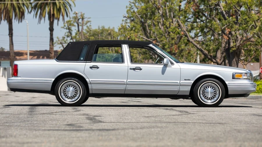 1997 Lincoln Town Car - Image 8 of 28