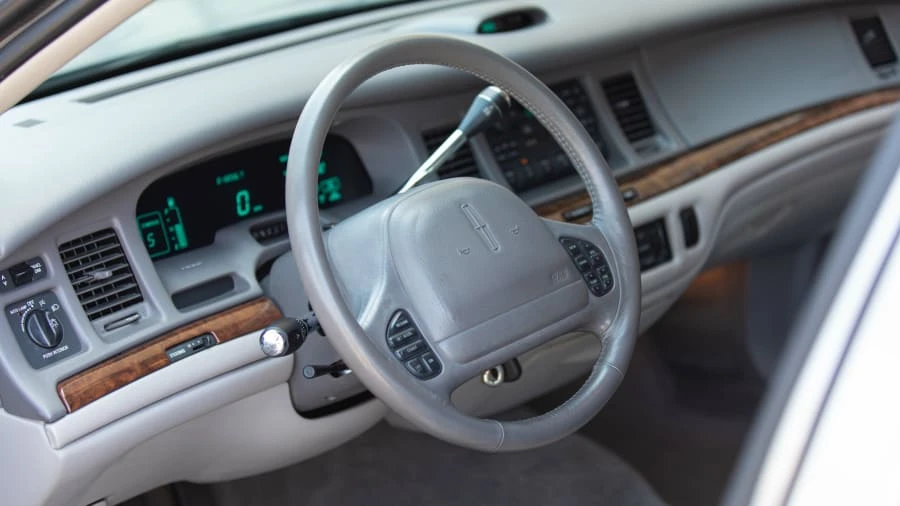 1997 Lincoln Town Car - Image 10 of 28