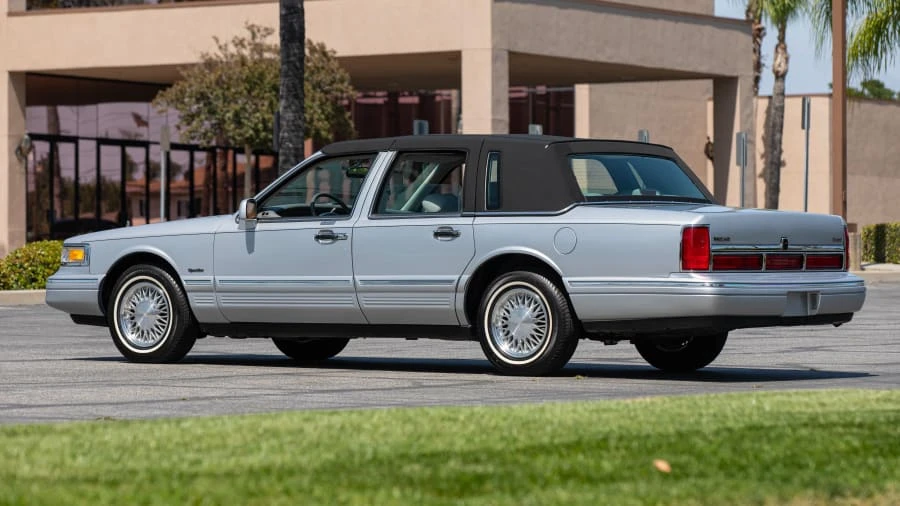 1997 Lincoln Town Car - Image 13 of 28