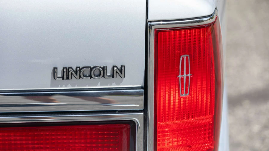 1997 Lincoln Town Car - Image 15 of 28