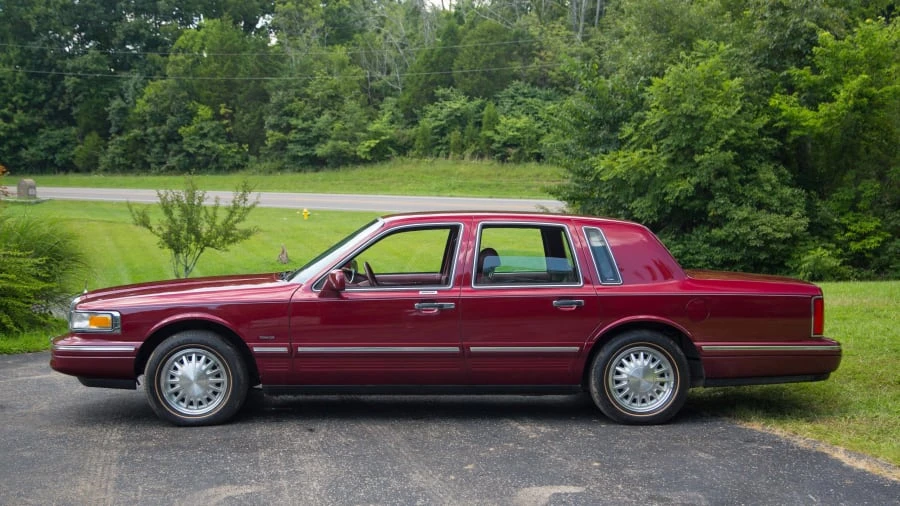 1997 Lincoln Town Car - Image 2 of 12