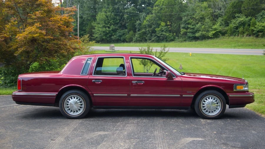 1997 Lincoln Town Car - Image 8 of 12
