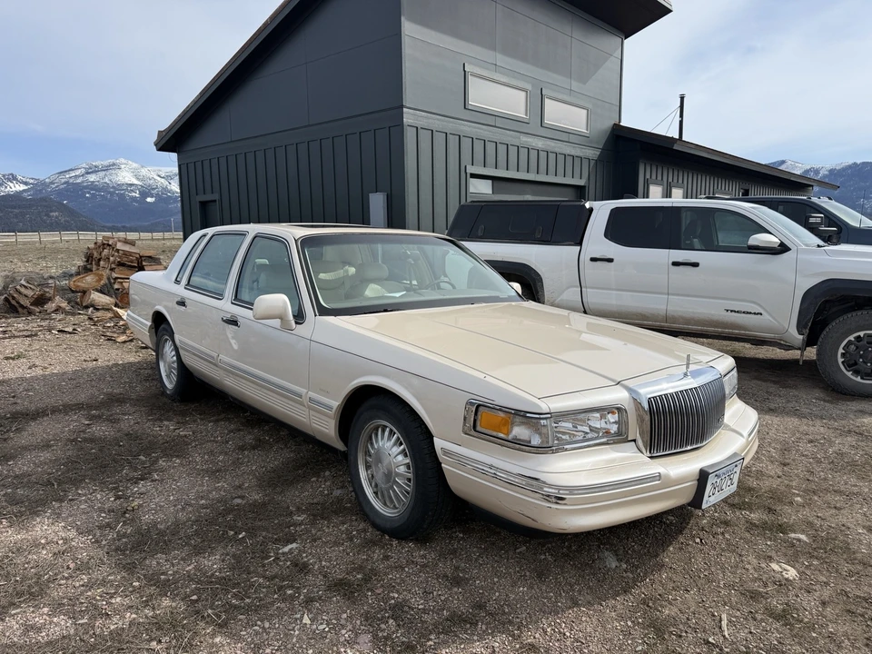 1997 Lincoln Town Car - Image 2 of 9
