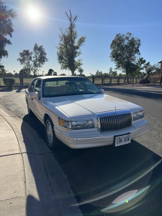 1997 Lincoln Town Car - Image 2 of 10