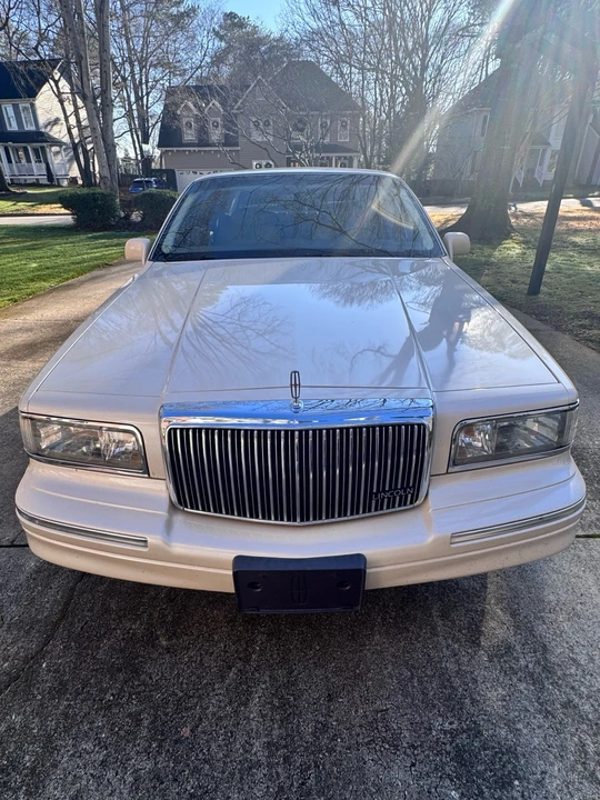1997 Lincoln Town Car - Image 2 of 21