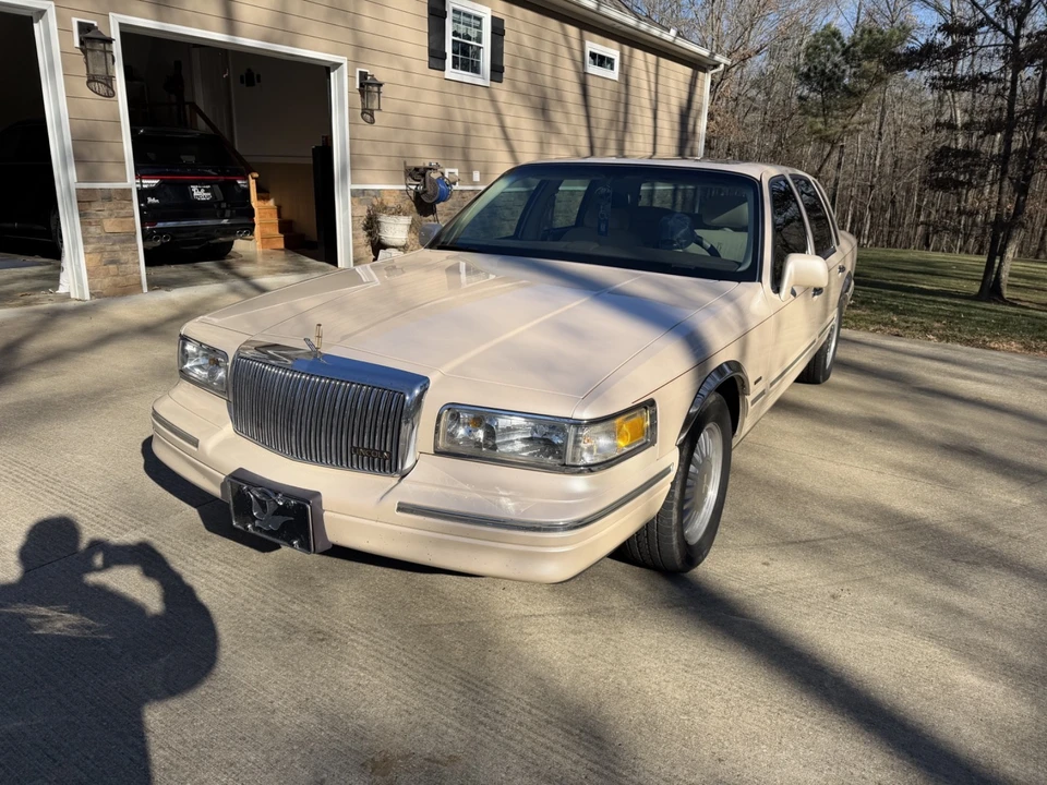 1997 Lincoln Town Car - Image 5 of 10